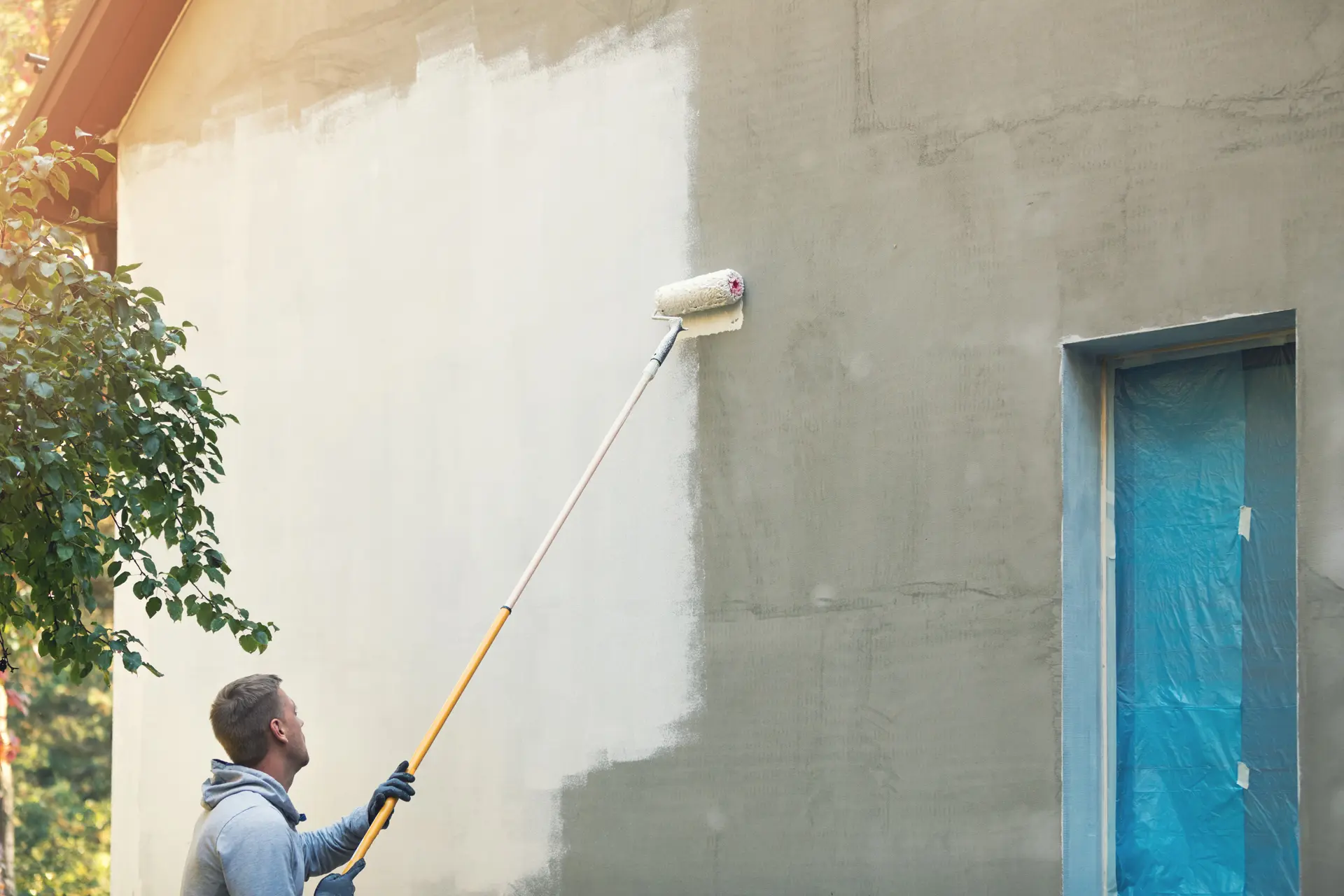 Pintor trabajando en una fachada en Ciudad Real